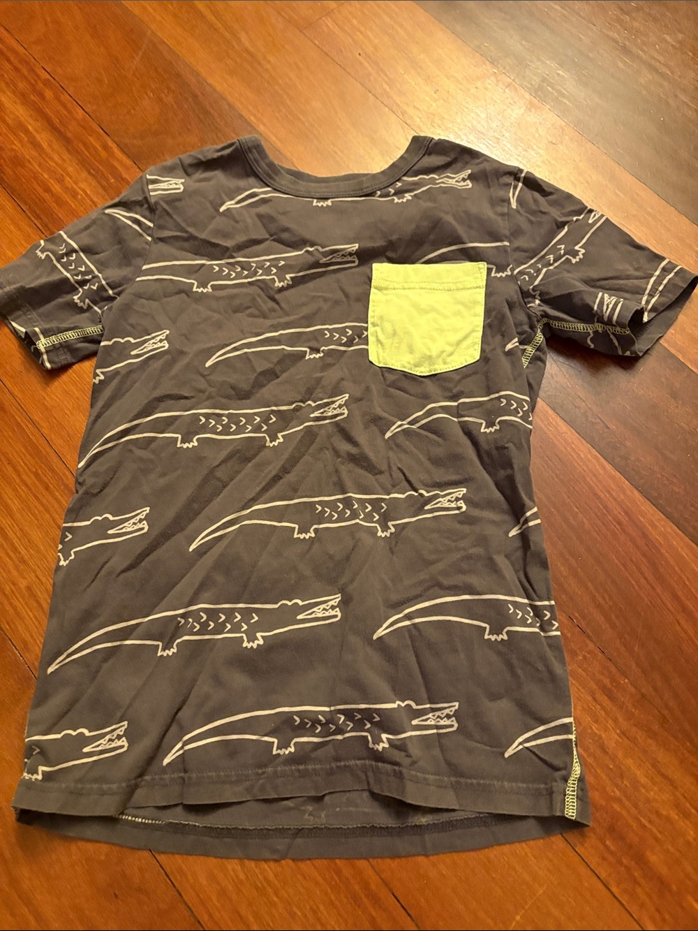 Tea Collection Charcoal Croc Print Tee with Lime Pocket